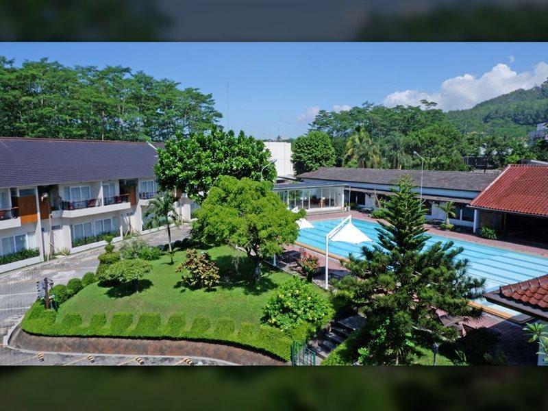 Front One Resort Magelang Exterior photo