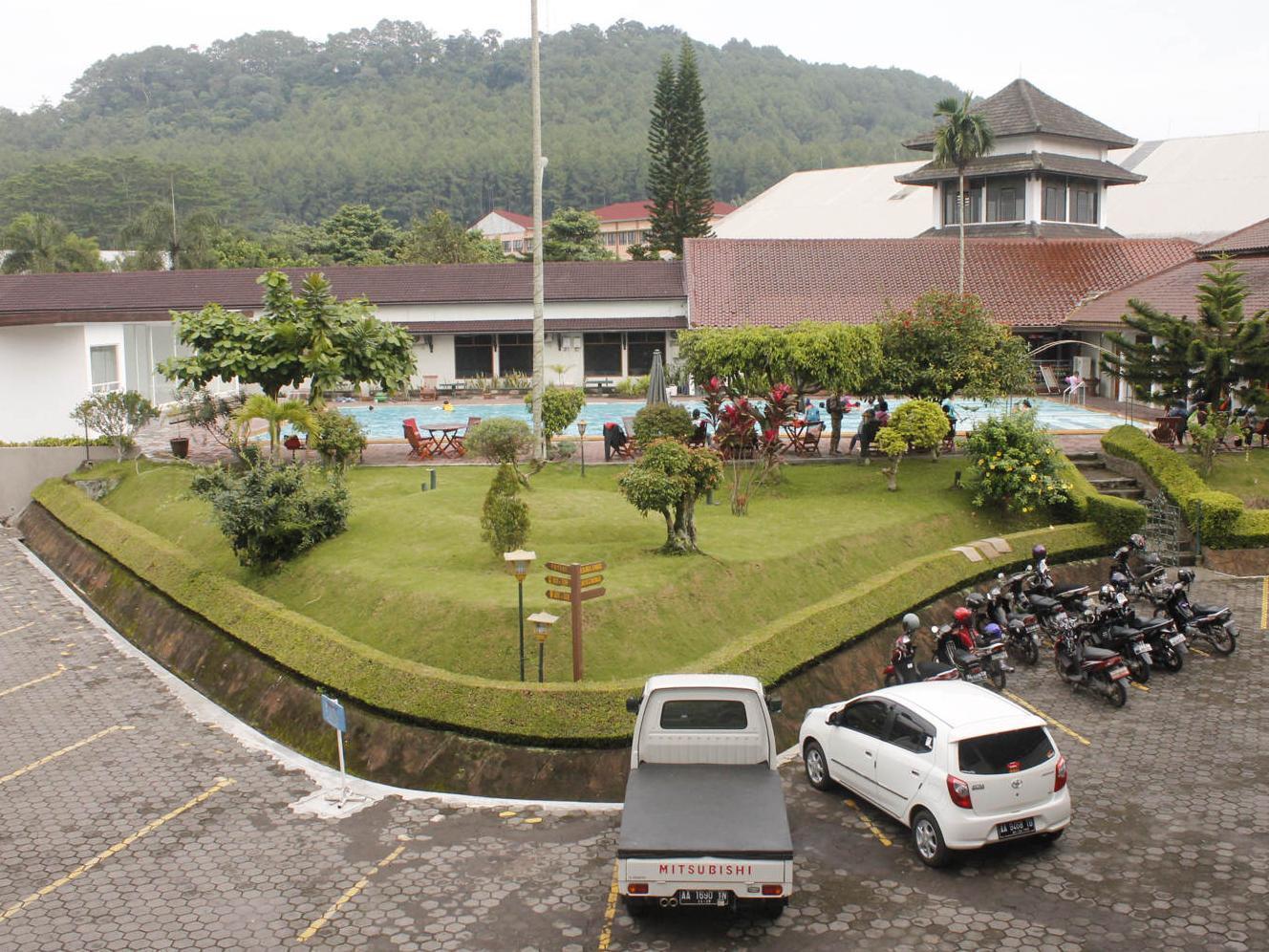 Front One Resort Magelang Exterior photo